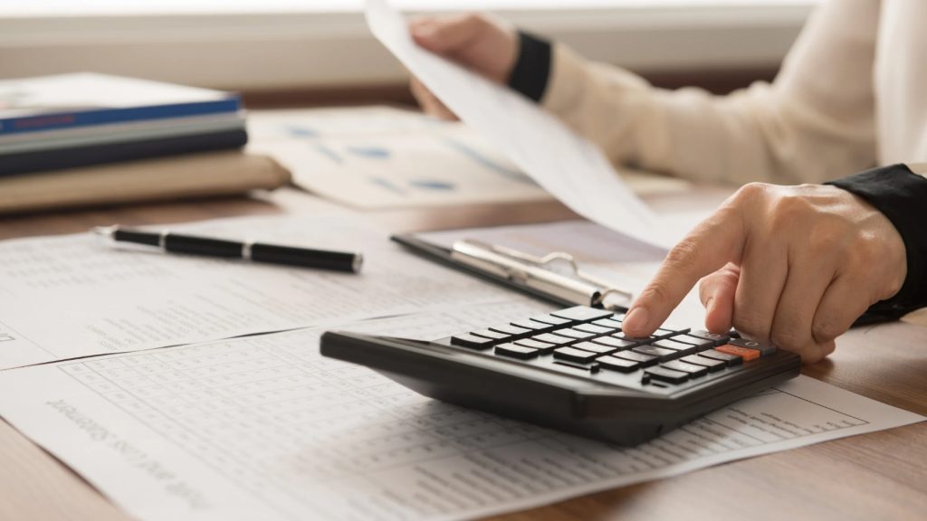 Comment appeler un clerc de notaire : le guide des formules de politesse